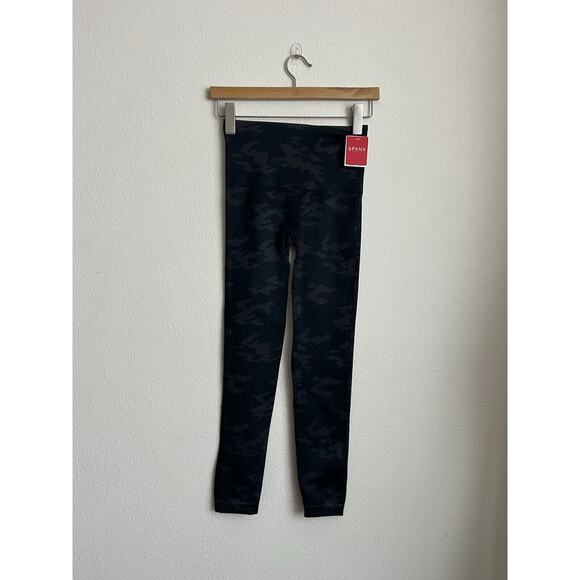 NWT SPANX look At Me Now Black Camo Leggings Womens Seamless Size Small Cropped - Picture 3 of 8